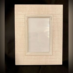 Beachy vibe picture frame. Hold 4x6 photo. Off-white.
